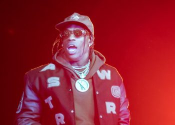Rapero Travis Scott libre de cargos penales por 10 muertes en show en Texas
