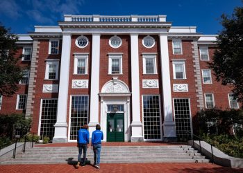 Jefe de la morgue de la universidad de Harvard acusado de vender restos humanos