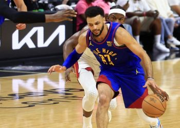 Jokic y Murray toman Miami y los Nuggets se avanzan 2-1 en las Finales