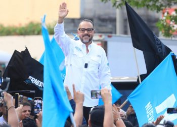 Ernesto Castro se inscribe como precandidato por diputado por San Salvador