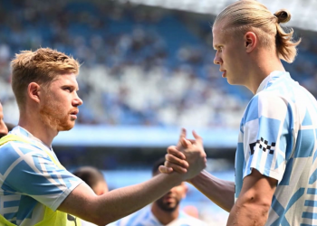 «Estoy feliz con mi mujer», bromea De Bruyne sobre su química con Haaland