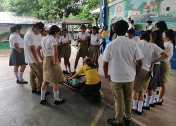 Capacitan en primeros auxilios a estudiantes del Injosica de Zacatecoluca, La Paz