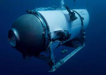 Hijastro de multimillonario perdido en submarino se va a un concierto y pide a modelo de OnlyFans que ore por su familia