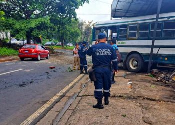 Autobús de ruta 105 de Jayaque se accidenta en Lourdes, Colón y deja varios lesionados