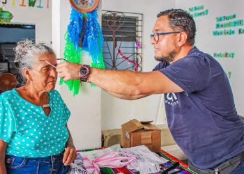 Entregan lentes a comunidad indígena de Santo Domingo de Guzmán