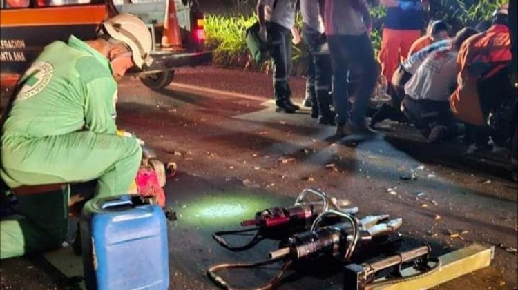 Accidente de tránsito ocurrido en kilómetro 59, Carretera Panamericana, Santa Ana. Foto/Cruz Verde Salvadoreña.