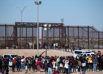 Corte Suprema de EE. UU. avala política de deportaciones de Biden