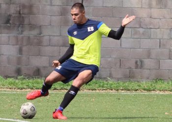 Érick Cabalceta consintió en Asia a un pequeño hincha japonés de Liga Deportiva Alajuelense