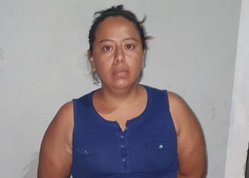 Capturan a mujer que aparece en video recogiendo «willas» lanzadas por pandilleros desde el penal de Mariona