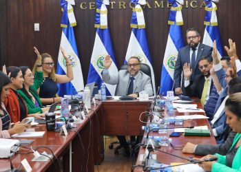 Comisión Política emite dictamen favorable para reducir municipios de 262 a 44