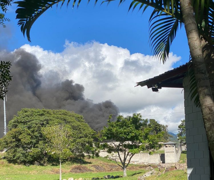 El Cuerpo de Bomberos trasladó varias de sus unidades para extinguir el fuego.