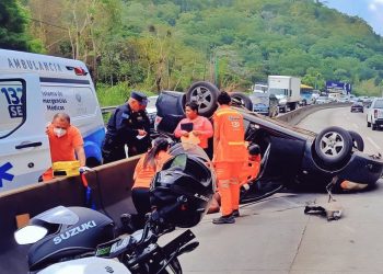 Autoridades atienden aparatoso accidente de tránsito en carretera Los Chorros