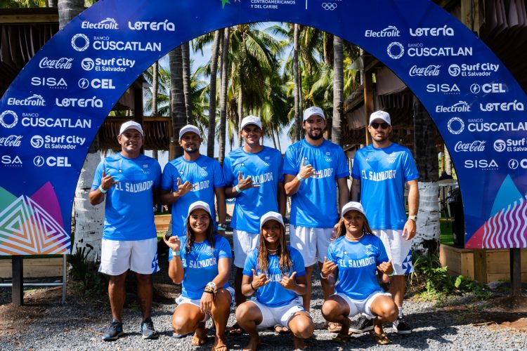La delegación salvadoreña en Punta Roca. Foto: @surfcity
