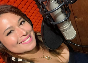 Cantautora salvadoreña Jafet Jeréz sorprende interpretando un tema de Adele y por su habilidad para hacer pupusas