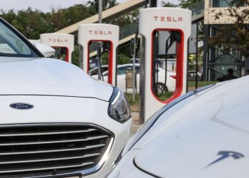 Autos eléctricos de GM podrán usar puestos de carga de Tesla