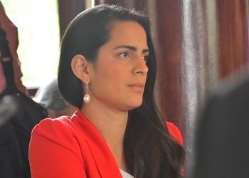 APES justifica violación a libertad de prensa por diputada Claudia Ortiz