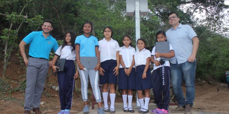 Niños del Centro Escolar Caserío Huiza, de Tamanique, hacen uso de la Sombrilla Solar.