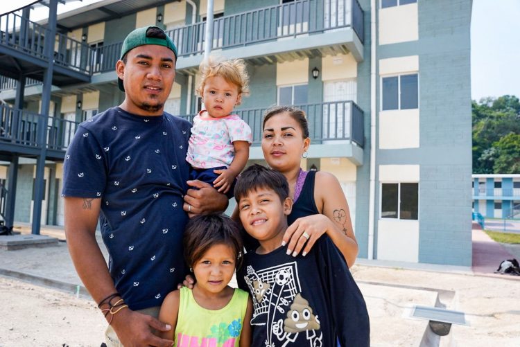 Las familias reciben viviendas propias y dignas, según el Gobierno.