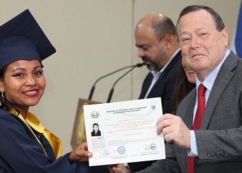 Embajador de EE. UU.: «Ahora se queda más gente en El Salvador»