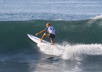 El mejor surfista de la historia destaca la apuesta de El Salvador por el surf