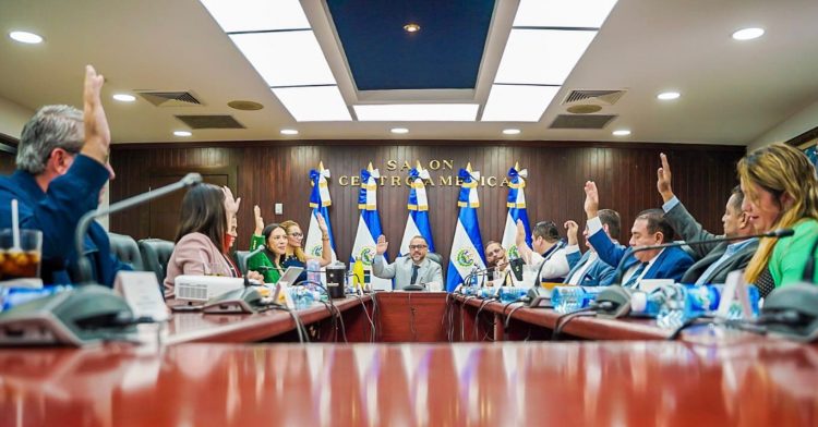 LA COMISIÓN POLÍTICA, tras
escuchar a representantes de
instituciones estatales y alcaldes,
aprobó la iniciativa de ley especial.