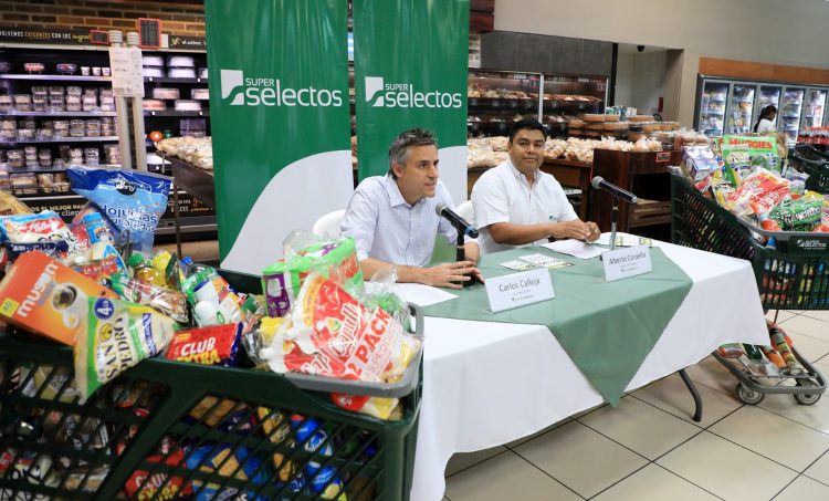 El vicepresidente de Súper Selectos, Carlos Calleja, comentó que estas medidas muestran el compromiso de la cadena con el país. Foto DES/ Edison González.