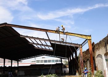 Comienzan desmontaje del techo del mercado de Santa Ana