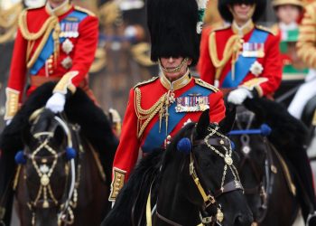 Carlos III pasa revista a caballo en su primer desfile de aniversario