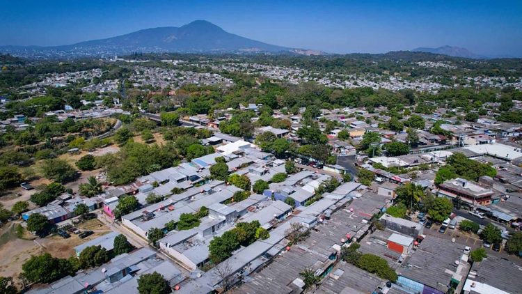 Muchas familias han logrado recuperar las
viviendas que dejaron años atrás a raíz de
amenazas de pandilleros. Foto Diario El Salvador.