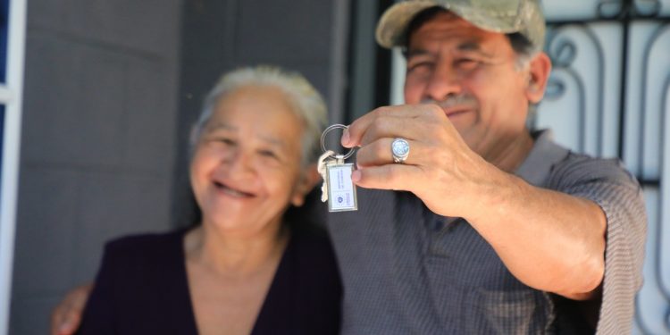 Víctor Guillén, veterano que hoy hace estructuras metálicas, junto a su esposa recibieron las llaves de su nuevo hogar. Fotos / Edison González.