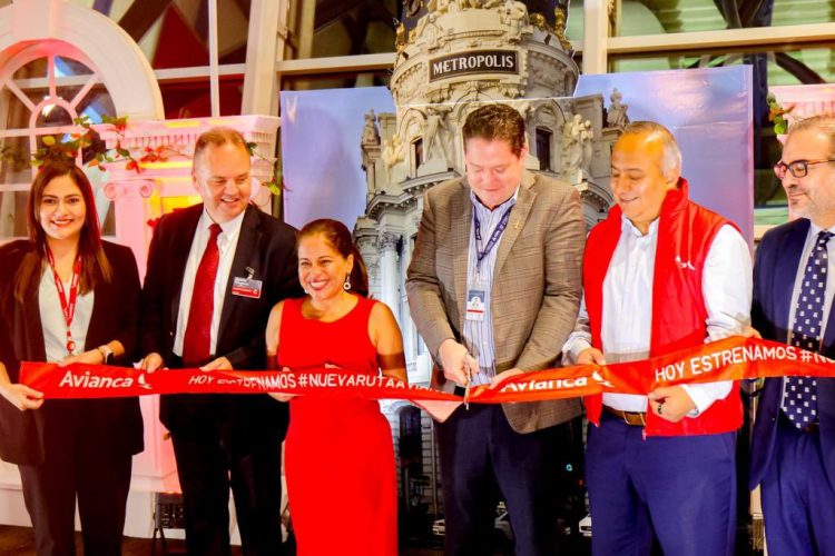 En la inauguración de la nueva ruta estuvo presente la ministra de Turismo, Morena Valdez; Federico Anliker, presidente de CEPA; y Manuel Ambriz, chief Commercial Officer de Avianca. Foto / Diario El Salvador.