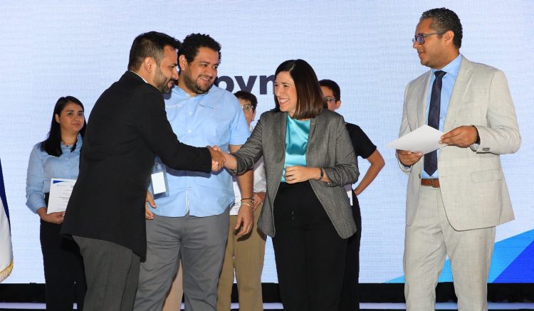 La ministra de Economía, María Luisa Hayem, participó en la clausura del proyecto.