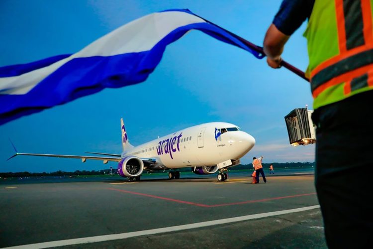 La aerolínea dominicana Arajet se sumó en septiembre del año pasado a la oferta aérea de El Salvador, convirtiéndose en parte de las 14 compañías. Foto / Diario El Salvador.