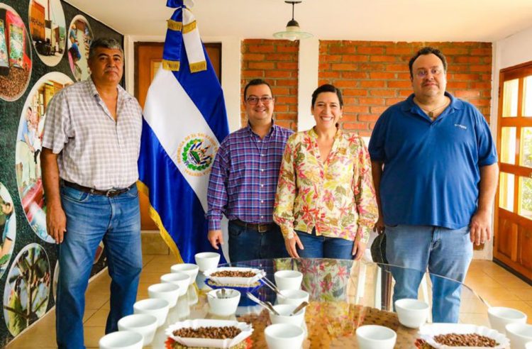 La ministra de Economía, María Luis Hayem, compartió con representantes de la UE y empresarios salvadoreños.