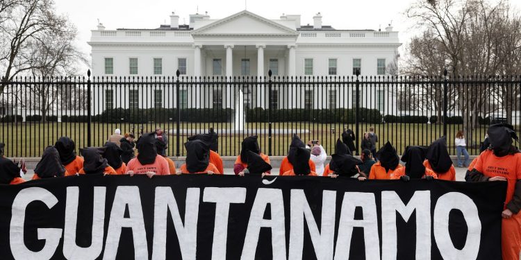 Activistas participan en una protesta
frente a la Casa Blanca para que el centro
de detención sea clausurado.