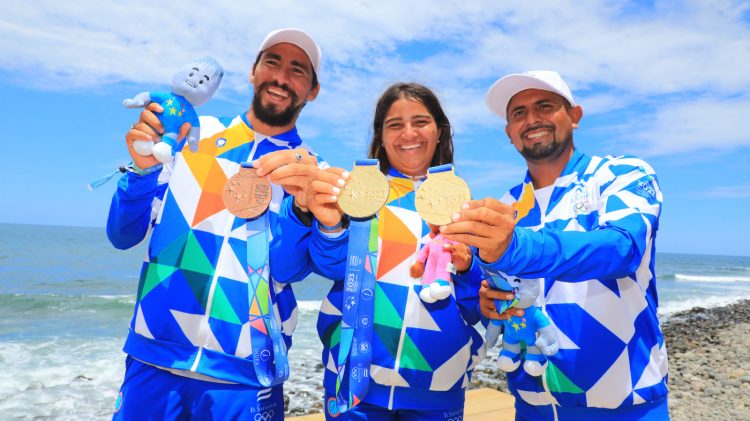 Los medallistas salvadoreños en el surf. Foto: Sofía Mazariego