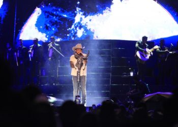 Una noche de lluvia con Christian Nodal y su romanticismo