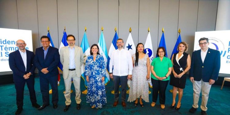 En el encuentro participaron representantes de gremiales exportadoras, Ministerio de Economía, empresarios, delegaciones de países de la región y de la Unión de Cámaras de la Unión Europea en El Salvador.