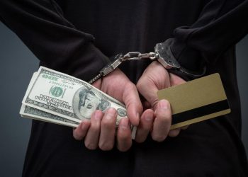 Envían a juicio a hombre por portación de armas de fuego y más de $17,000 sin justificar