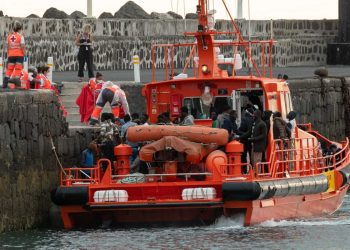 Hallan a migrante embarazada muerta en lancha cerca de España