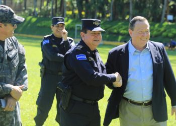 Embajador de EE.UU. y director de PNC inauguran la Liga Atlética Policial