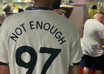 Suspenden cuatro años a hincha de Manchester United por camiseta insultante