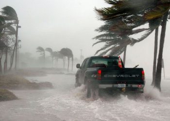 ¿Qué precauciones hay que tomar ante la llegada de una tormenta tropical o huracán?