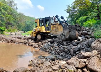 Reparan borda en río de San Francisco Gotera, en Morazán