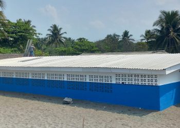 Remodelan escuela en la playa El Pimental de San Luis Talpa, La Paz