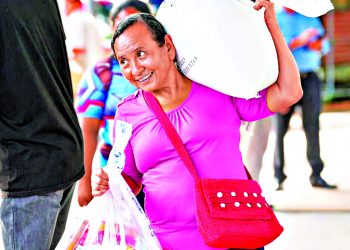 Gobierno salvadoreño entrega alimentos a pescadores de Usulután