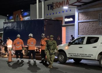Motociclista muere al impactar con un camión en San Miguel