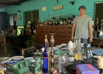 El sociólogo salvadoreño apasionado por coleccionar objetos antiguos y curiosos