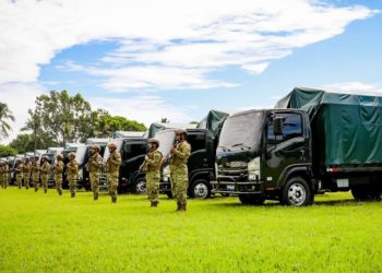 Fuerza Armada entrega nueva flota de vehículos de carga a personal