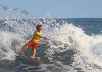 Griffin Colapinto, número uno de la WSL, visitó las cascadas de Tamanique